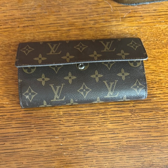 Louis Vuitton Brown Leather Wallet with Luxurious Craftsmanship - Picture 2 of 2